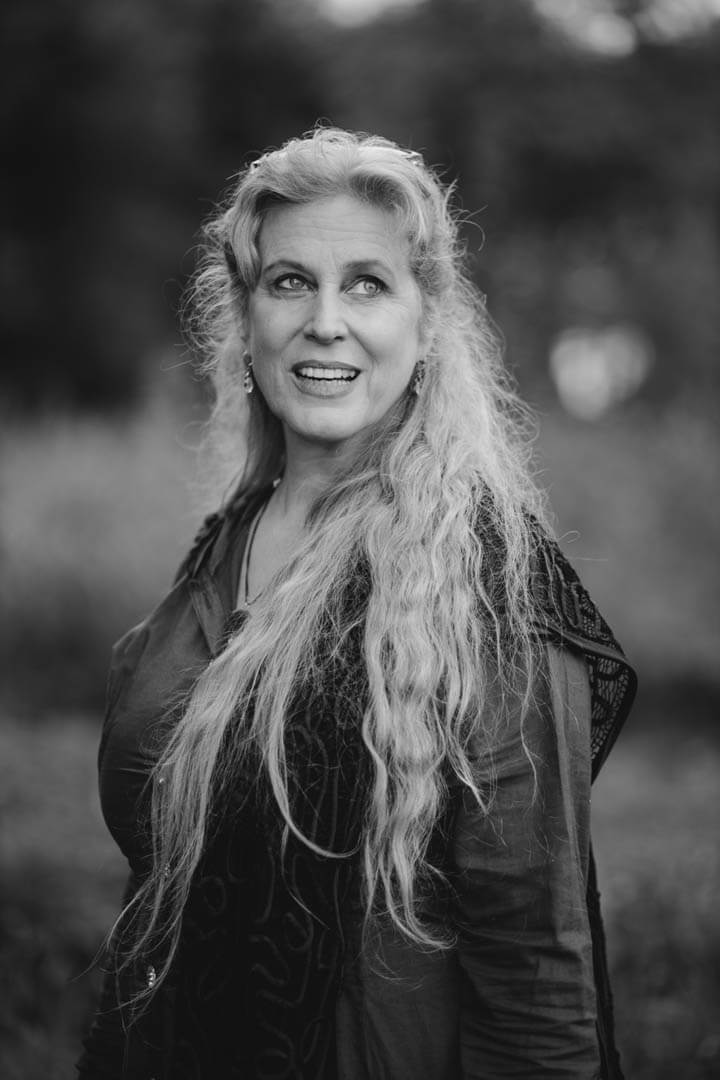 Schwarz-weiß Foto der Künstlerin Anja Cantánima